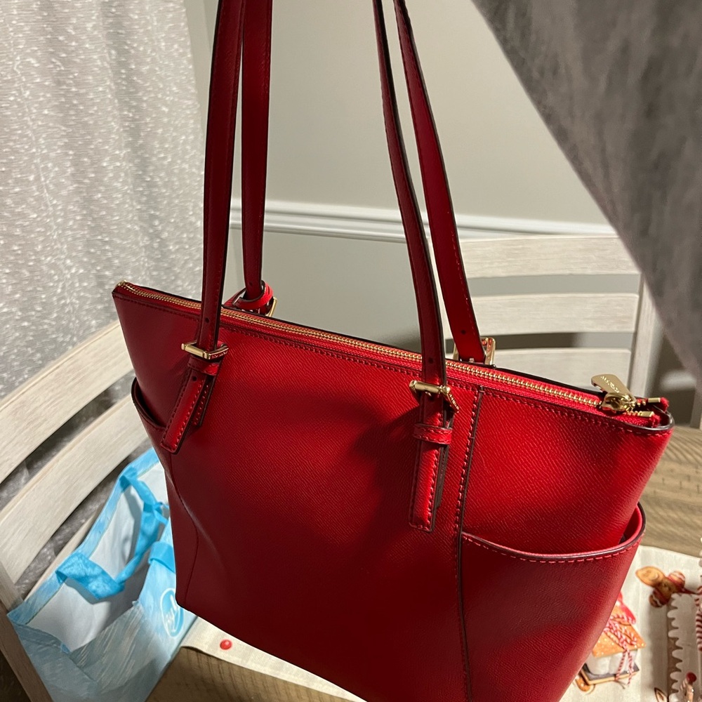 Michael kors red purse, used twice. In great condition, I just don’t use it!